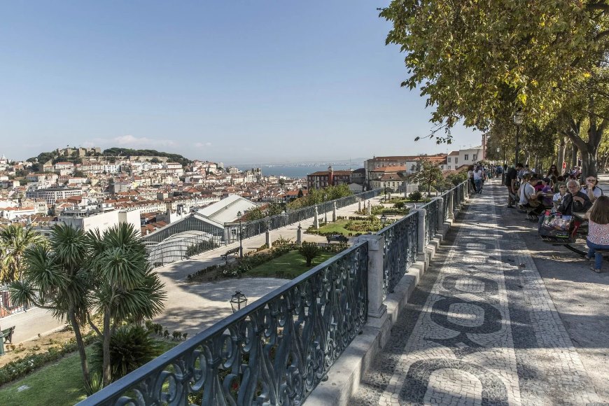 Observation deck of Sao Pedro de Alcantara - sights of Lisbon