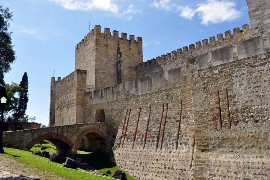 Castle of St. George - attractions of Lisbon, Portugal