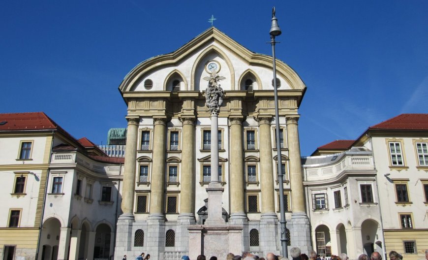 Що подивитись за 1 день Урсулінська церква Святої Трійці